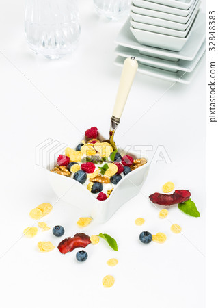 Corn flakes yogurt, honey, walnuts and blueberries 32848383