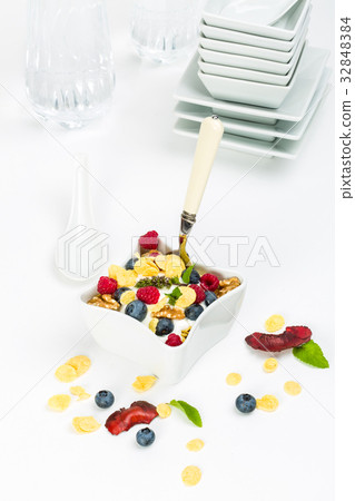 Corn flakes yogurt, honey, walnuts and blueberries Corn flakes yogurt, honey, walnuts and blueberries 32848384