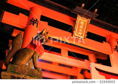 Senbon Torii of Fushimi Inari Taisha Shrine Senbon Torii of Fushimi Inari Taisha Shrine 32849003