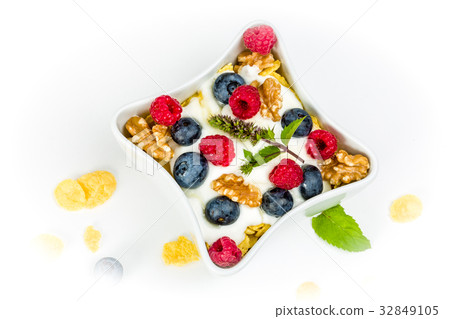 Corn flakes yogurt, honey, walnuts and blueberries Corn flakes yogurt, honey, walnuts and blueberries 32849105