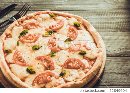 margarita pizza at wood 32849604