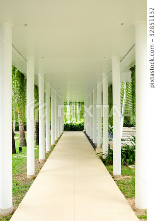 contemporary style open corridor 32851132