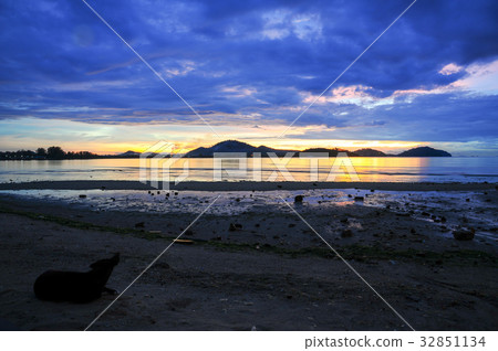 Beautiful sunrise over sea Beautiful sunrise over sea 32851134