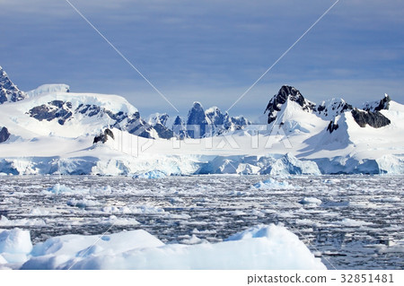 Beautiful mountains and ice floes, Antarctic 32851481