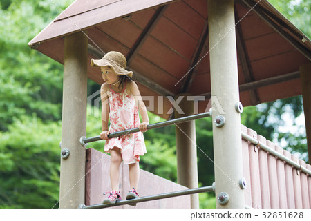 在公園裡玩的女孩 在公園裡玩的女孩 32851628