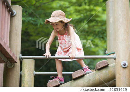 在公園裡玩的女孩 在公園裡玩的女孩 32851629