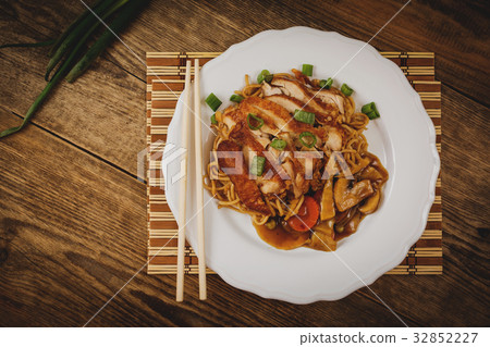 Noodles with chicken 32852227