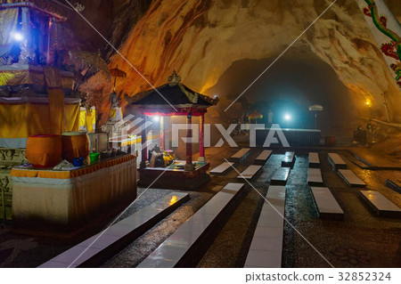 Hindu temple in cave on Nusa Penida island, Bali 32852324