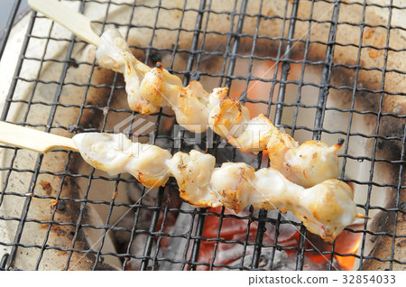 與七個圓環的煮沸的鯖魚米 32854033