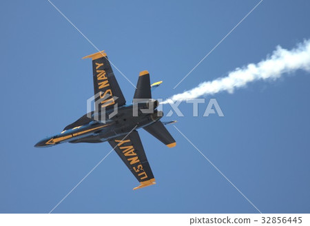 美國海軍藍色天使F / A-18C大黃蜂戰鬥機攻擊飛機飛行雜技與煙 美國海軍藍色天使F / A-18C大黃蜂戰鬥機攻擊飛機飛行雜技與煙 32856445