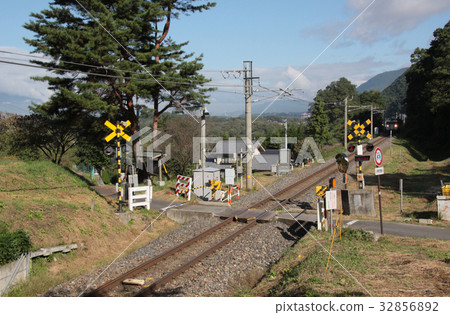 Countryside railroad crossing Countryside railroad crossing 32856892