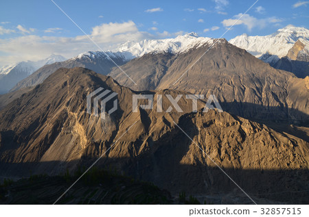 從Hunza Dujkel小山看見的美麗的山和村莊在巴基斯坦 從Hunza Dujkel小山看見的美麗的山和村莊在巴基斯坦 32857515