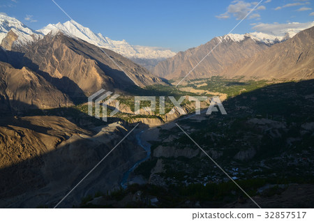 從Hunza Dujkel小山看見的美麗的山和村莊在巴基斯坦 32857517