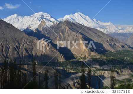 從Hunza Dujkel小山看見的美麗的山和村莊在巴基斯坦 32857518