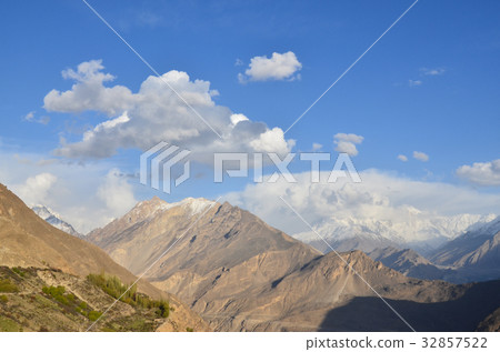 從Hunza Dujkel小山看見的美麗的山和天空在巴基斯坦 32857522