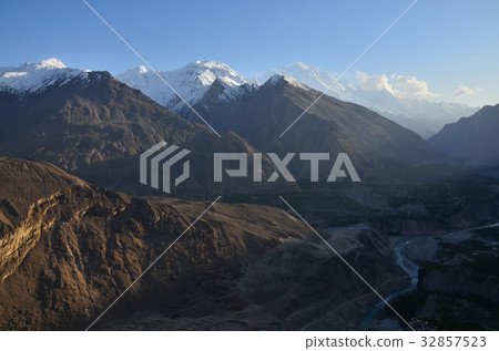 從Hunza Dujkel小山看見的美麗的山和村莊在巴基斯坦 32857523