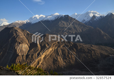 從Hunza Dujkel小山看見的美麗的山和村莊在巴基斯坦 32857524