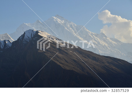 從Hunza Dujkel小山看見的美麗的山和天空在巴基斯坦 32857529