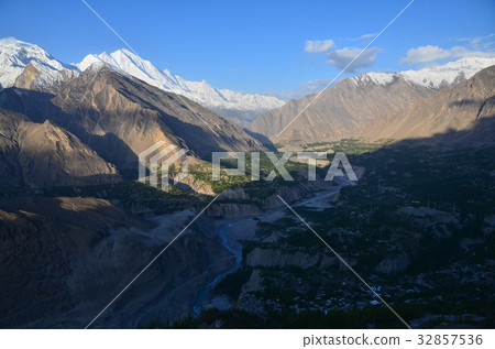 從Hunza Dujkel小山看見的美麗的山和村莊在巴基斯坦 32857536