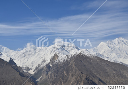 在巴基斯坦的罕薩山美麗的山和天空 32857550