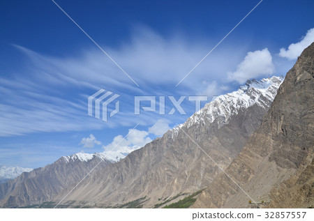 罕薩美麗的村莊和山在巴基斯坦 32857557