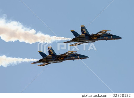 US Navy Blue Angels F / A-18C Hornet fighter attack aircraft flying acrobatics with smoke US Navy Blue Angels F / A-18C Hornet fighter attack aircraft flying acrobatics with smoke 32858122