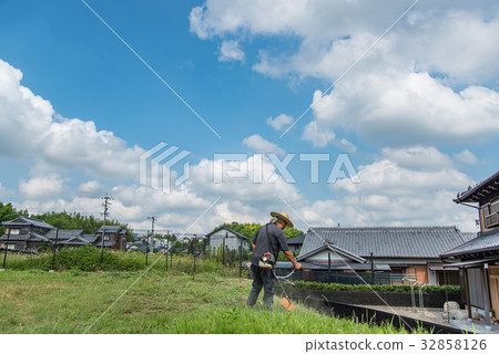 The elderly man who cuts down the grass The day of the rainy season 32858126