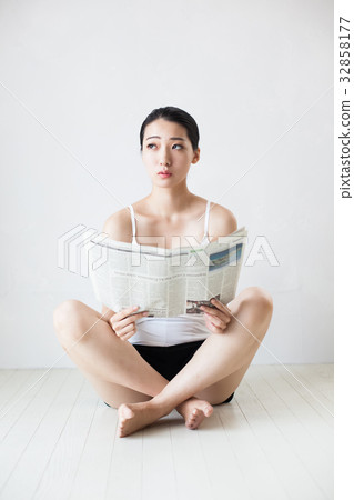 報紙英文報紙女人 報紙英文報紙女人 32858177