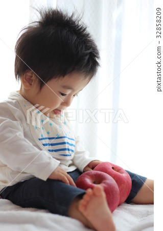 蘋果和寶寶 32858209