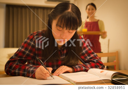 女孩和母親為考試學習 32858951