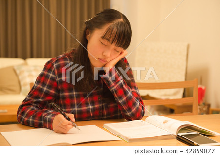 學習女孩去睡覺 32859077