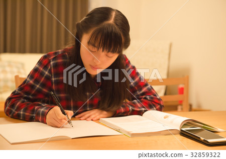學習為考試的女孩 學習為考試的女孩 32859322