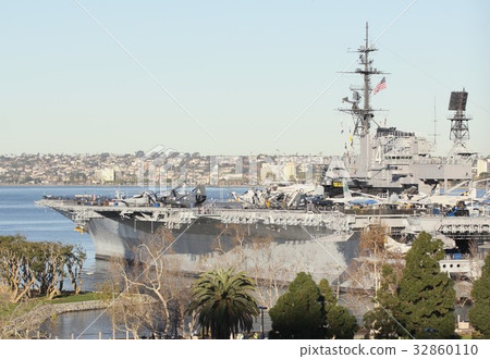 中途停泊的航空器作為博物館在聖地亞哥，加利福尼亞，西海岸，美國碼頭 32860110