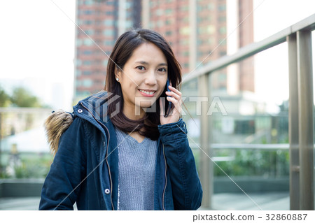 Woman talk to mobile phone at outdoor 32860887