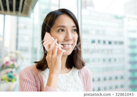 Woman chat on cellphone 32861043
