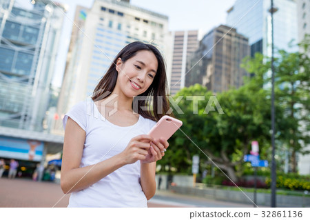 Asian woman use of mobile phone Asian woman use of mobile phone 32861136