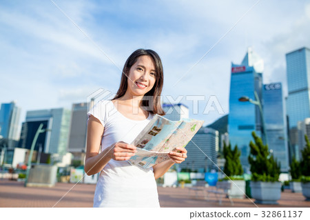 Young woman holding city map 32861137