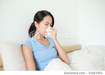 Woman feeling sick 32861405