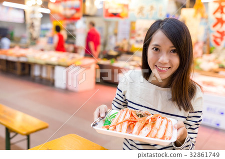 Woman holding tray of crab 32861749