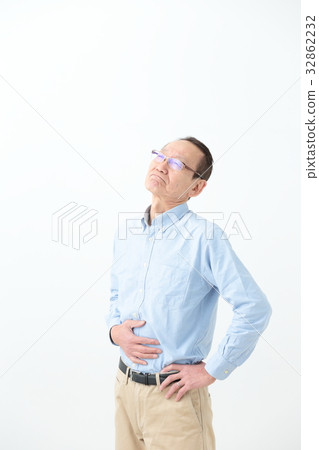 Senior man stomachache 32862232