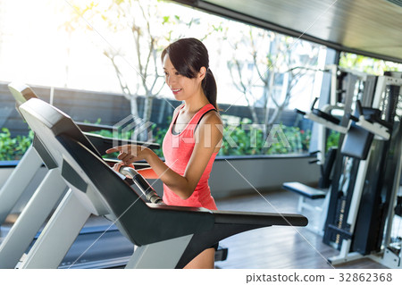 Sport woman running on treadmill 32862368