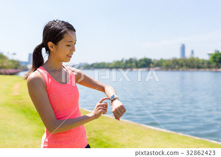 Sport woman use of smart watch 32862423