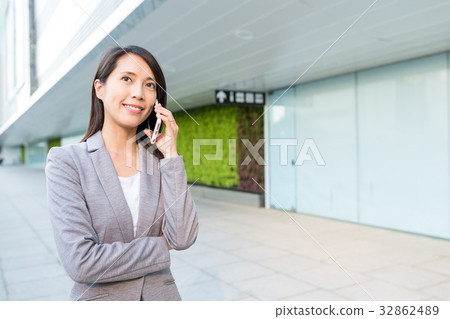 Business woman chat on mobile phone 32862489