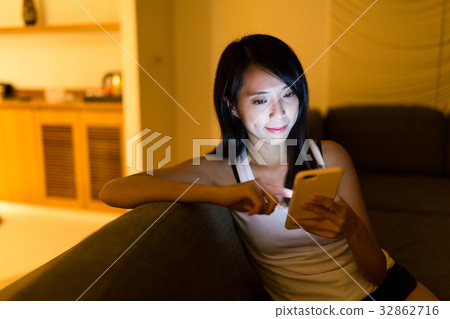 Woman use of cellphone at night 32862716
