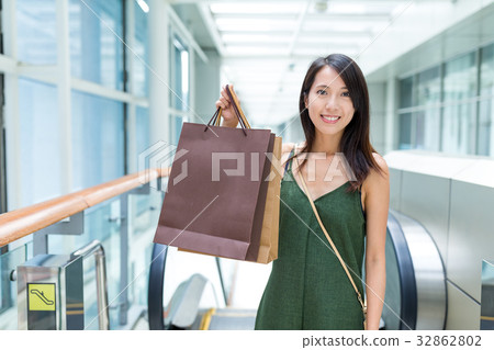 Woman holding shopping bag 32862802