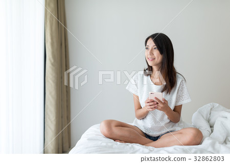 Woman use of mobile phone 32862803
