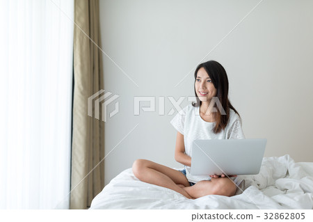 Woman working on laptop computer at home Woman working on laptop computer at home 32862805