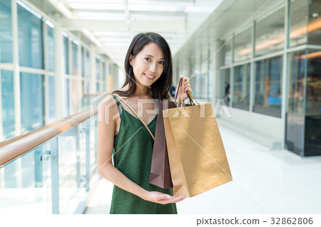 Woman enjoy shopping 32862806