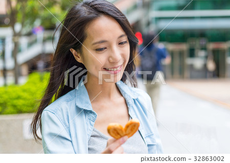 Woman holding Butterfly Cracker Woman holding Butterfly Cracker 32863002