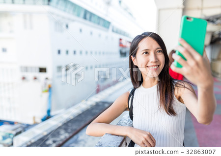Woman taking selfie with cruise Woman taking selfie with cruise 32863007